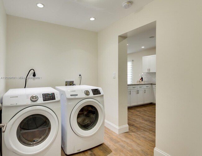 Building Photo - 6260 SW 58th Pl