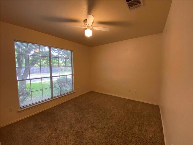 Building Photo - 2402 Hallie Ln