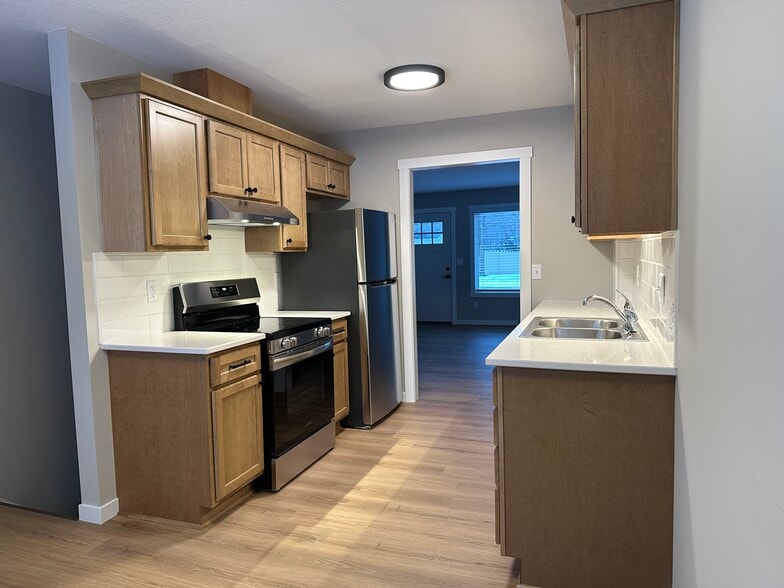 Newly updated galley style kitchen - 605 N Grove St
