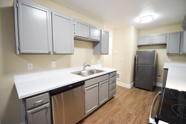 Building Photo - Newly Updated 2 Bedroom 1.5 Bath Townhouse...
