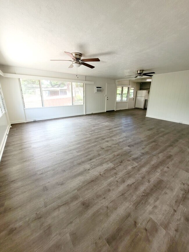 Building Photo - AVAILABLE NOW | 3 BED, 2 BATH HOME | Location: North Shore | Drive Up Parking Spaces, & Large Enc...