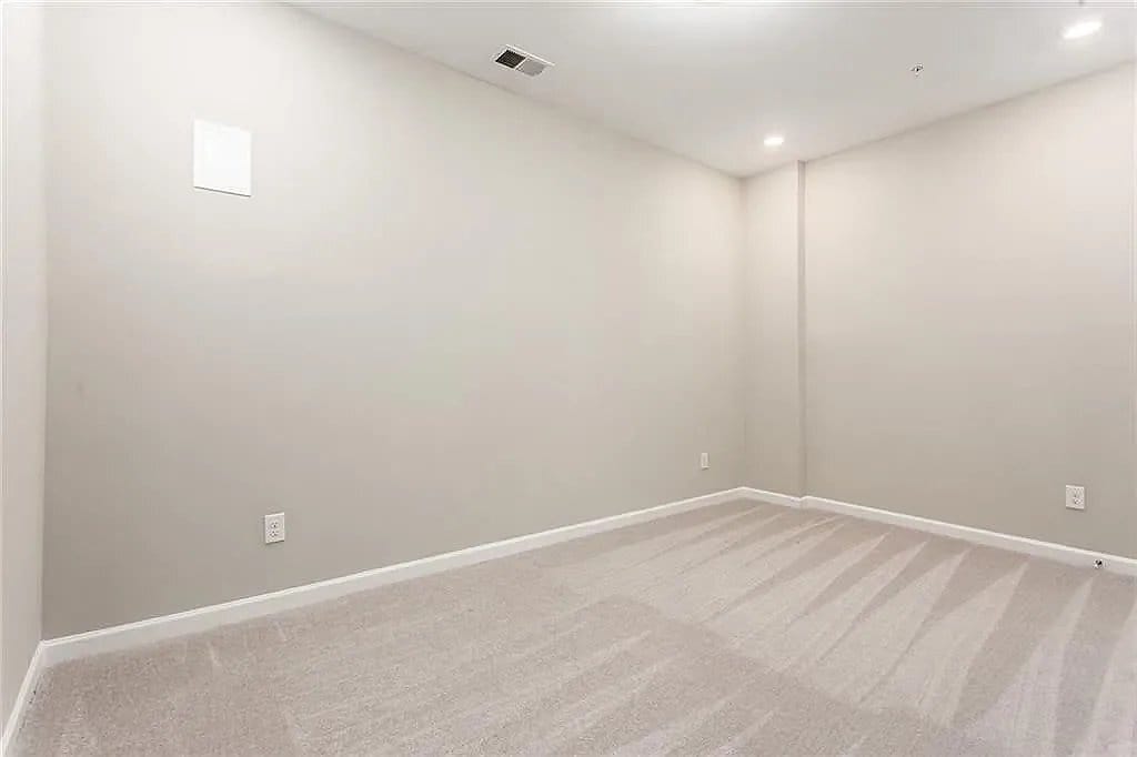 Building Photo - 256 Commons Ave