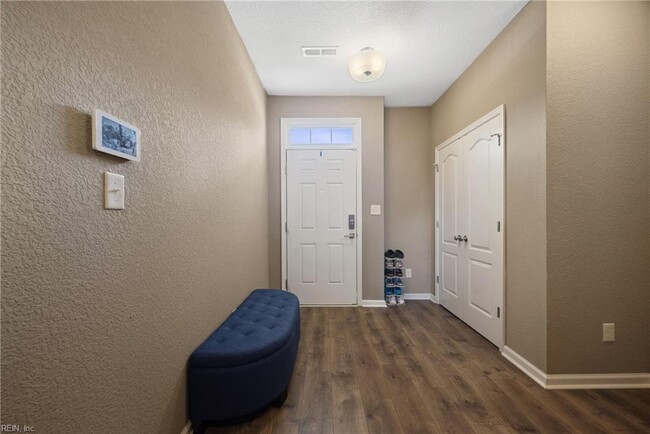 foyer and hall closet - 1104 Prosperity Ct