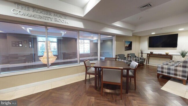 Building Photo - 527 Carson Terrace