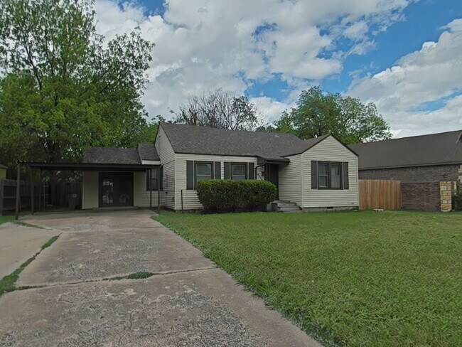 Primary Photo - 1307 NW Maple Ave