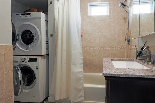 Building Photo - 7 Treadway Rd