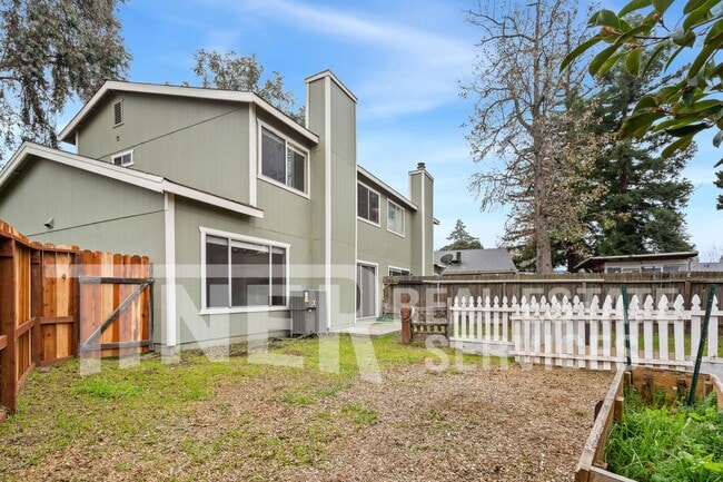 Building Photo - 6355 Villa Dr