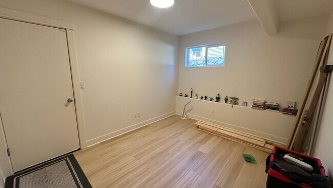 Building Photo - Stunning End-Unit Townhouse 3 bed, 2.5 bat...