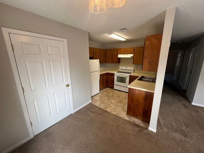 Building Photo - Serene 2-Bed Oasis in North Charleston – Lush Surroundings & Modern Comforts
