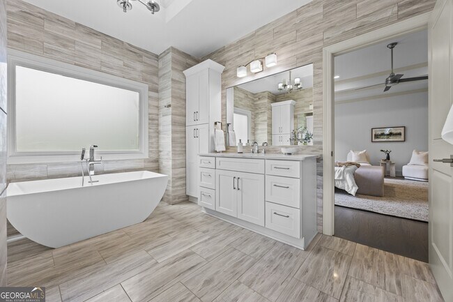 Building Photo - 1742 Helen Dr NE