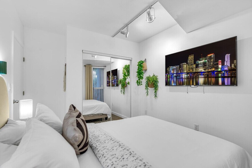 Building Photo - 5820 SW 31st St