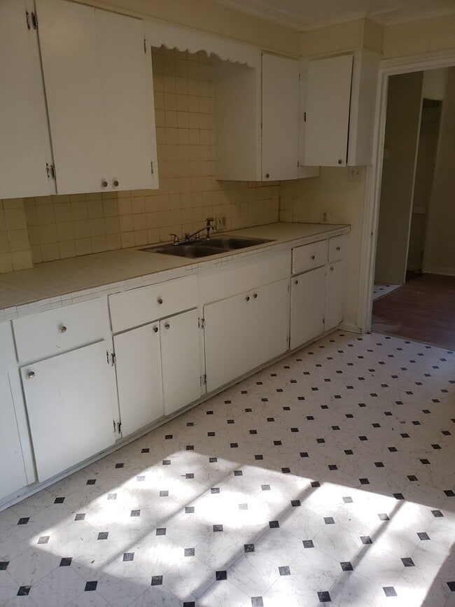 Building Photo - 2 bedroom central air and Heat