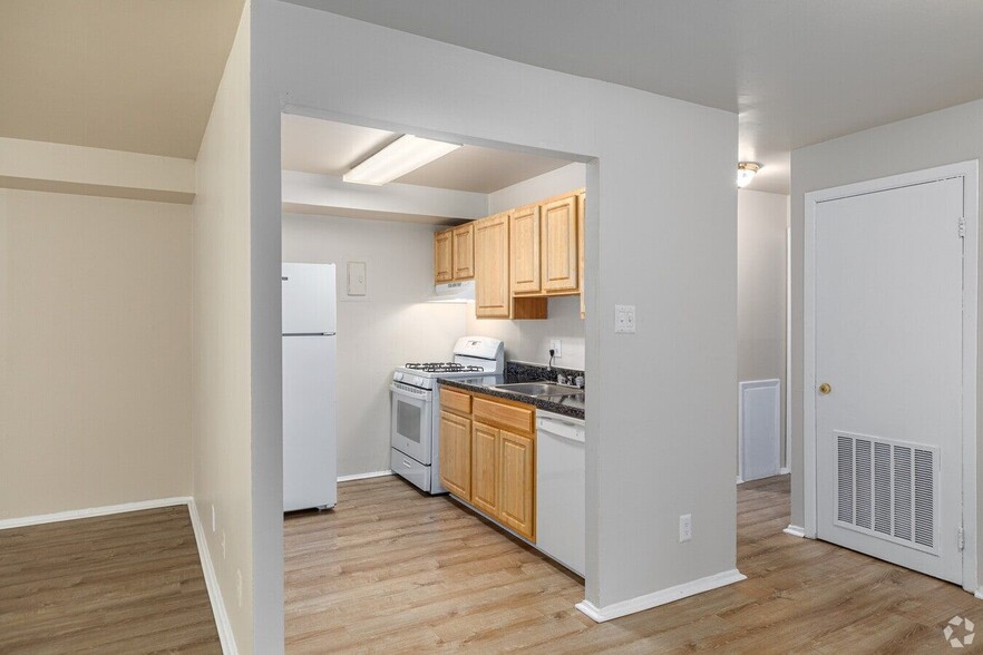 Kitchen-Classic (1BR,1BA-735 SF) - Sussex Square Apartments