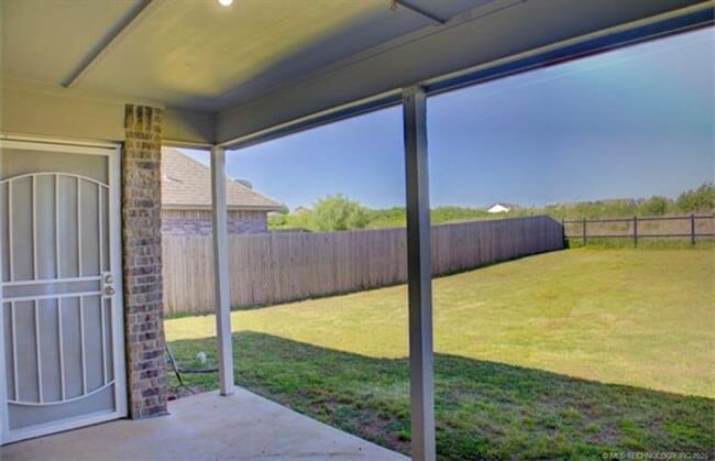 Building Photo - Welcome to this cozy home!