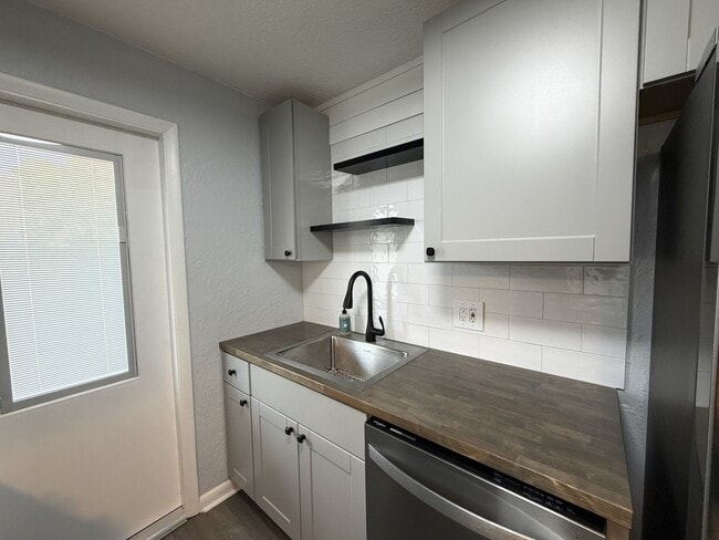 Building Photo - 320 Lakeview St