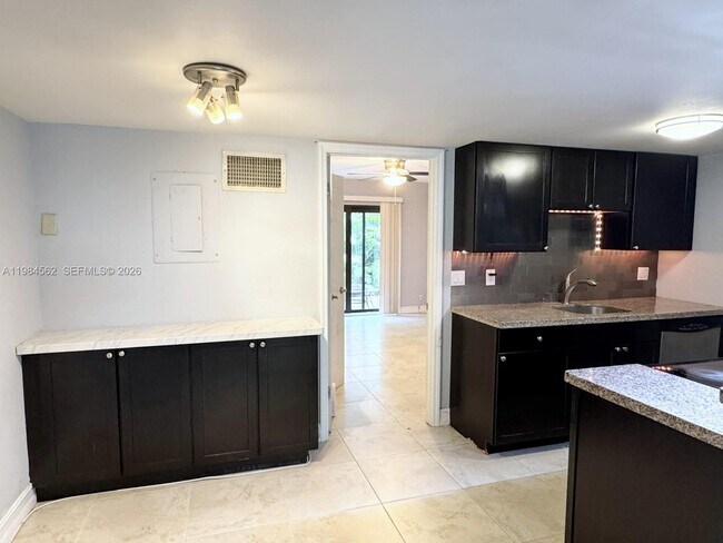 Building Photo - 1455 Holly Heights Dr