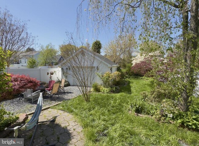 Building Photo - 7041 Harvey Ave