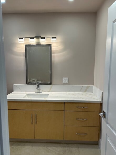 Building Photo - 15737 Sutton St