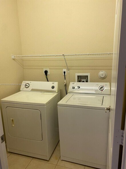 Building Photo - 2832 SW 81st Ave