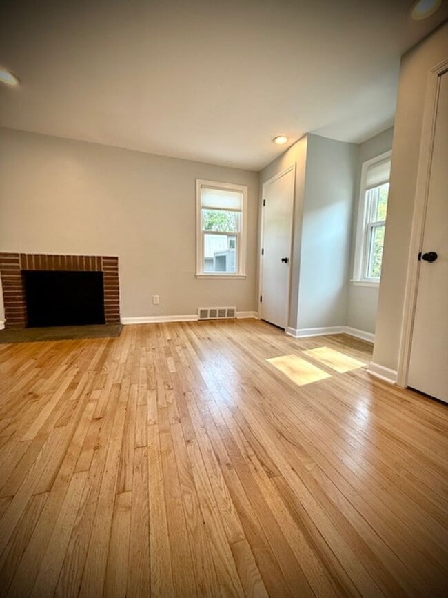 Building Photo - Updated, spacious 1 bedroom 1 bath located...