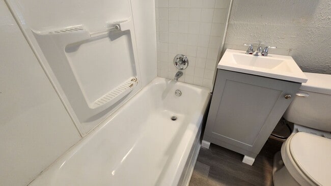Building Photo - Nice 4 Bedroom, 2 Bath Home Near OCU & The...