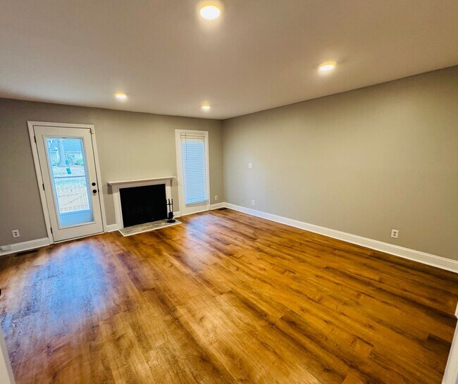 Building Photo - 5612 Darrow Dr