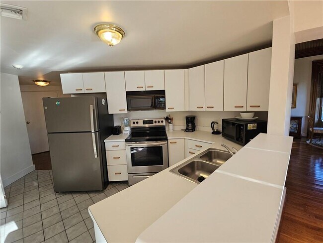 Building Photo - 364 Bellevue Ave