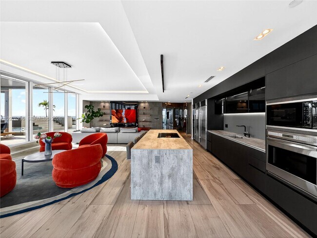 Building Photo - 2020 N Bayshore Dr