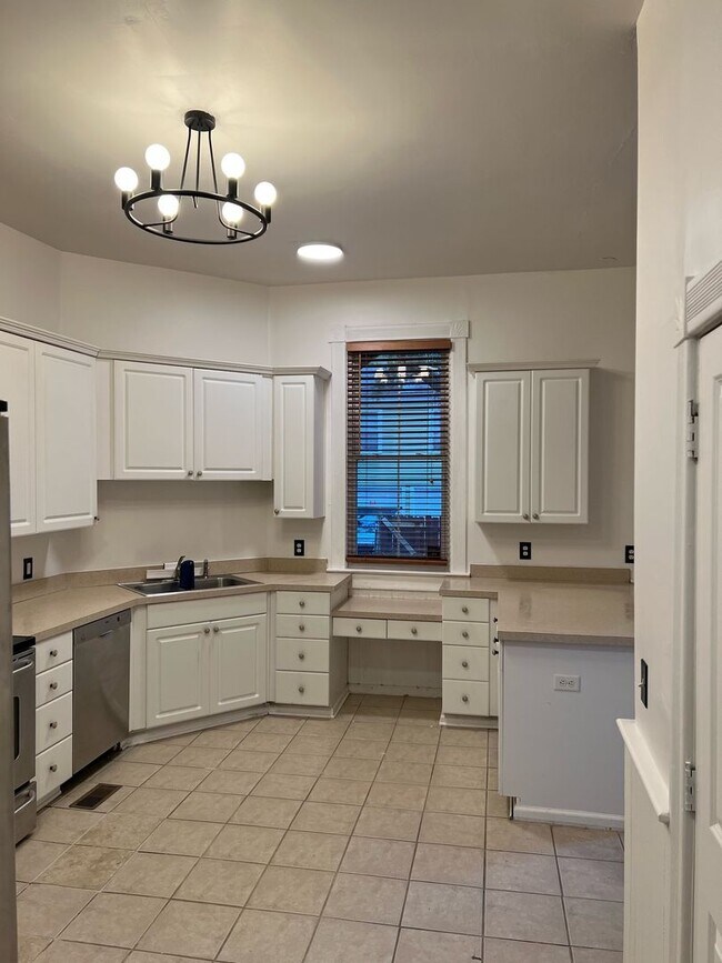 Building Photo - WALK TO STARLAND! APPLICATION PENDING