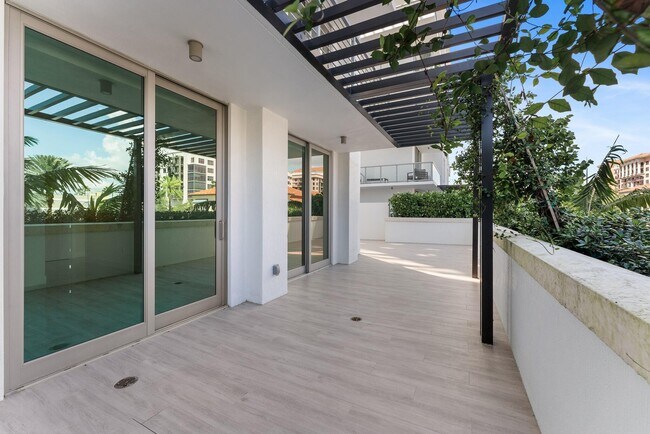 Building Photo - 485 E Royal Palm Rd