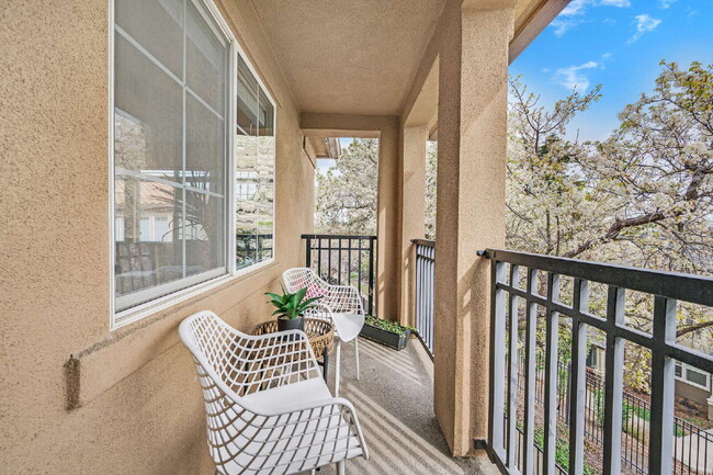 Building Photo - Corner Unit Condo with Vineyard Views – 2 Bed, 2 Bath – Quiet, Private, and Convenient!