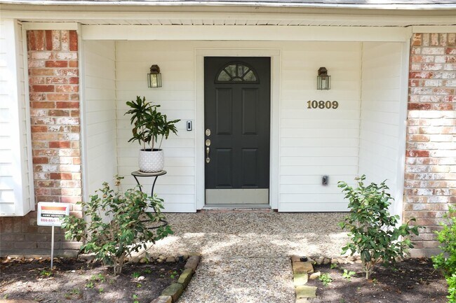 Building Photo - 10809 Colony Wood Pl