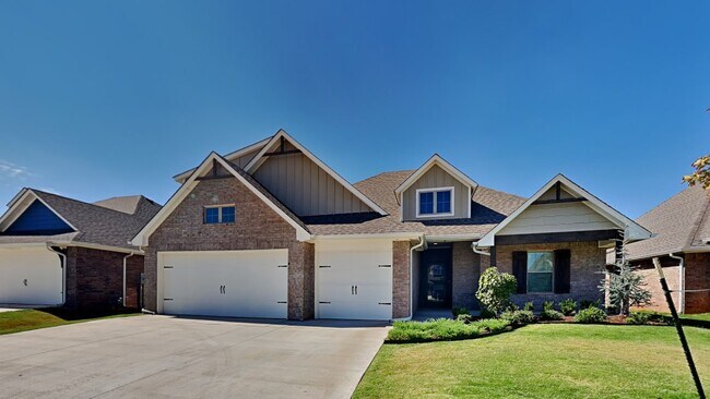 Building Photo - Luxury 4 Bedroom 3 Bathroom Home in Lone O...