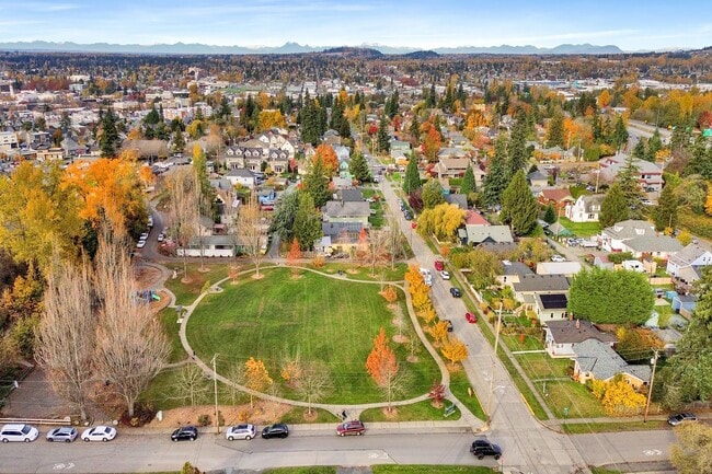 Building Photo - $1,000 Grocery Store Gift Card! 4 Bedroom, 1 bathroom Home in the York neighborhood for Rent!