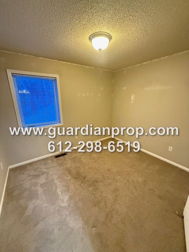 Building Photo - End Unit Townhouse on Secluded Drive Available Now, Updated Kitchen & Baths, Large Primary Suite