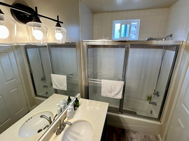 Building Photo - 537 N Adams St