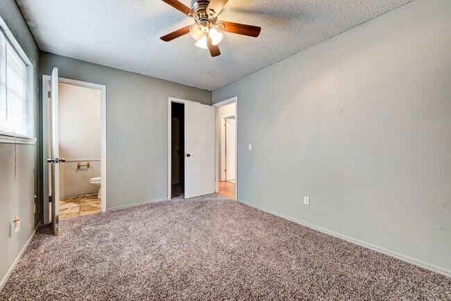 Building Photo - Updated Edmond Home with Newer Flooring