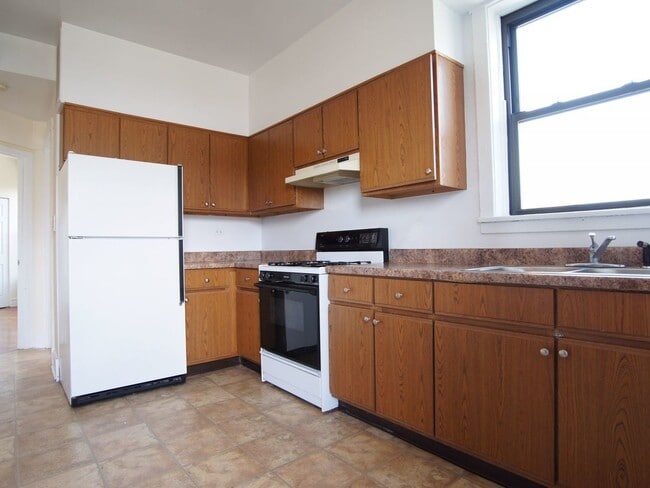 Building Photo - 2647 N Sawyer Ave