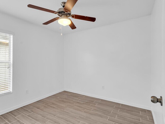 Building Photo - 1909 Hawks View Dr