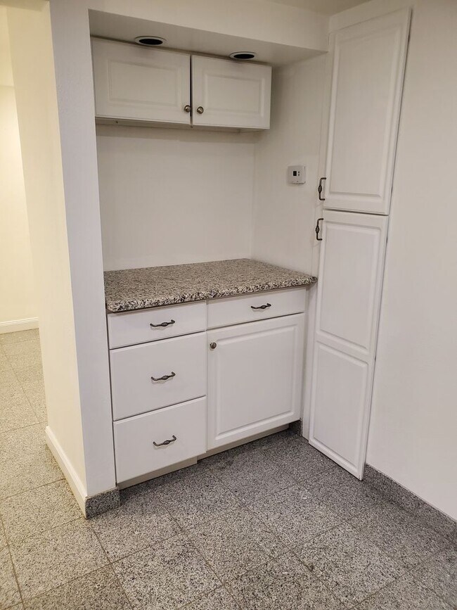 Building Photo - Cute, Quiet and Renovated One Bedroom Finished Basement in Eaton