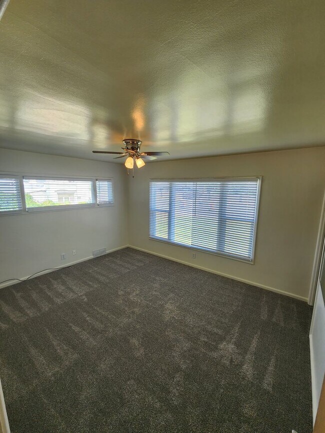 Building Photo - Three Bedroom Home; 1,800 sq ft, 2 car Garage