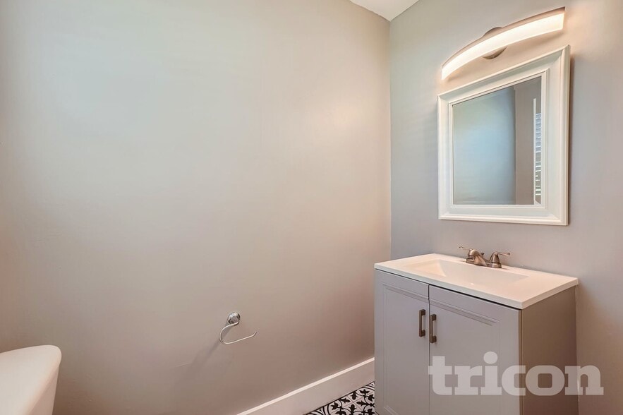 Building Photo - 2241 Wallingford Dr