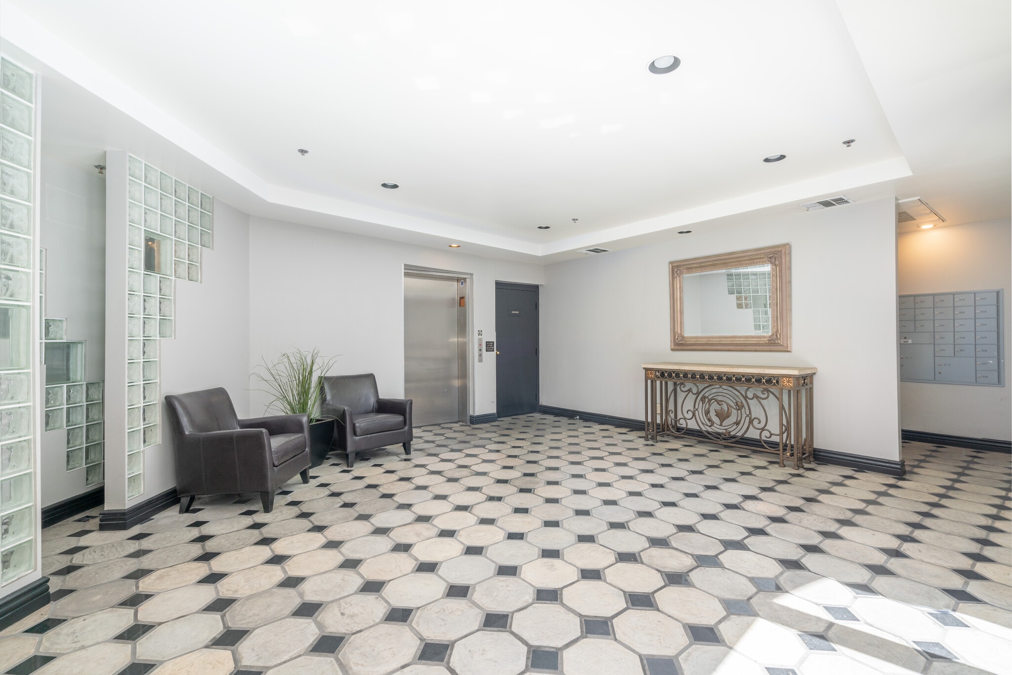 Building Photo - 1820 S Beverly Glen Blvd