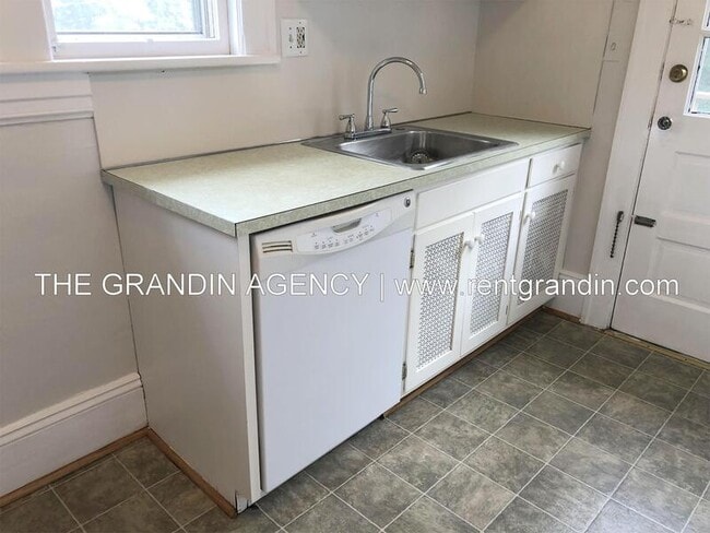 Building Photo - 2504 Longview Ave SW