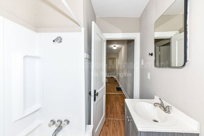 Building Photo - 802 N Denny St