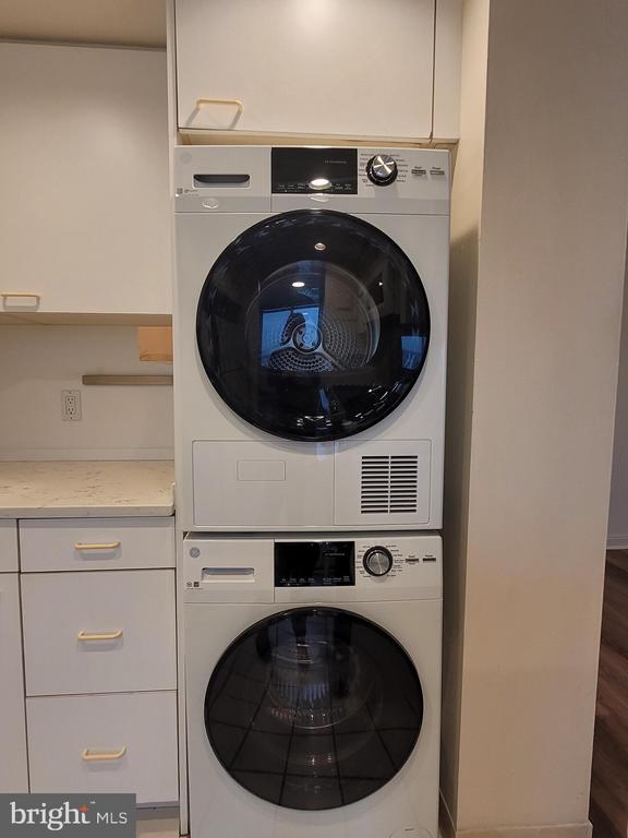 Building Photo - 604 S Washington Square