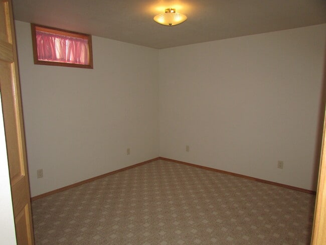Building Photo - 3 BEDROOM | 2 BATH | SPACIOUS RAPID VALLEY...