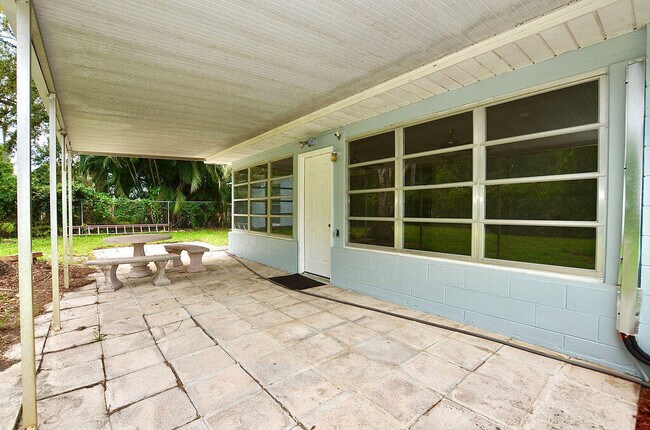 Building Photo - 505 Coconut Ave E