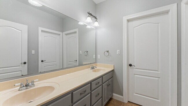 Building Photo - 204 Tunbridge Dr