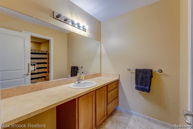 Building Photo - 1050 Oakwood Dr